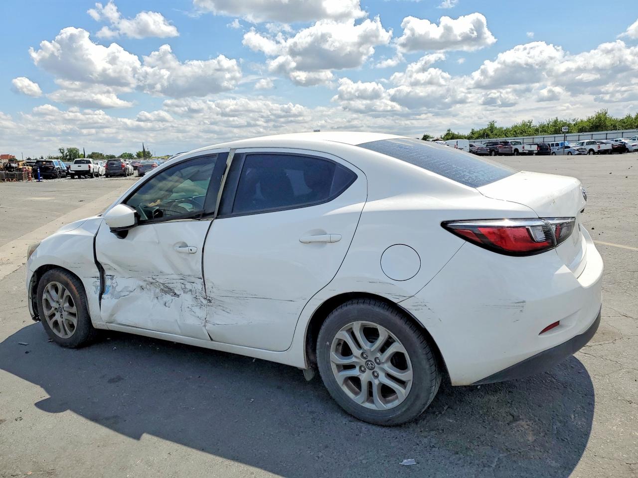 2018 Toyota Yaris VIN 3MYDLBYV5JY317141 photo 2
