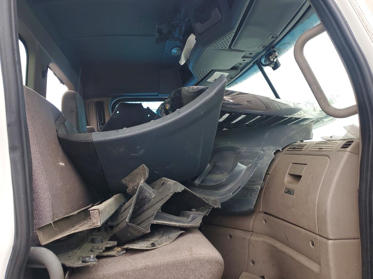2018 FREIGHTLINER All other VIN 3AKBGADV1JDJU2441 photo 5