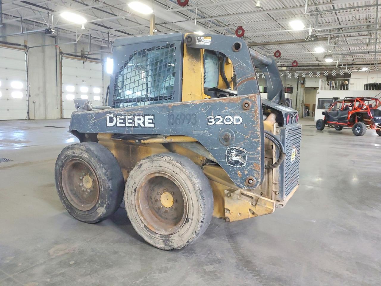 2013 JOHN 320 VIN 1T0320DEHDG242028 photo 3