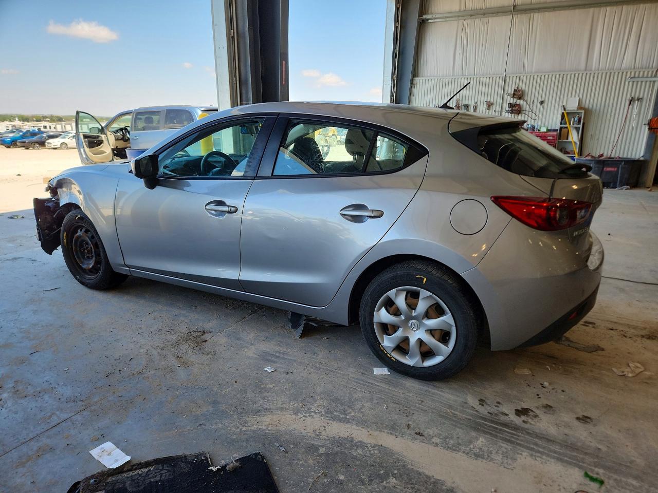 2014 Mazda 3 VIN JM1BM1K79E1204570 photo 2