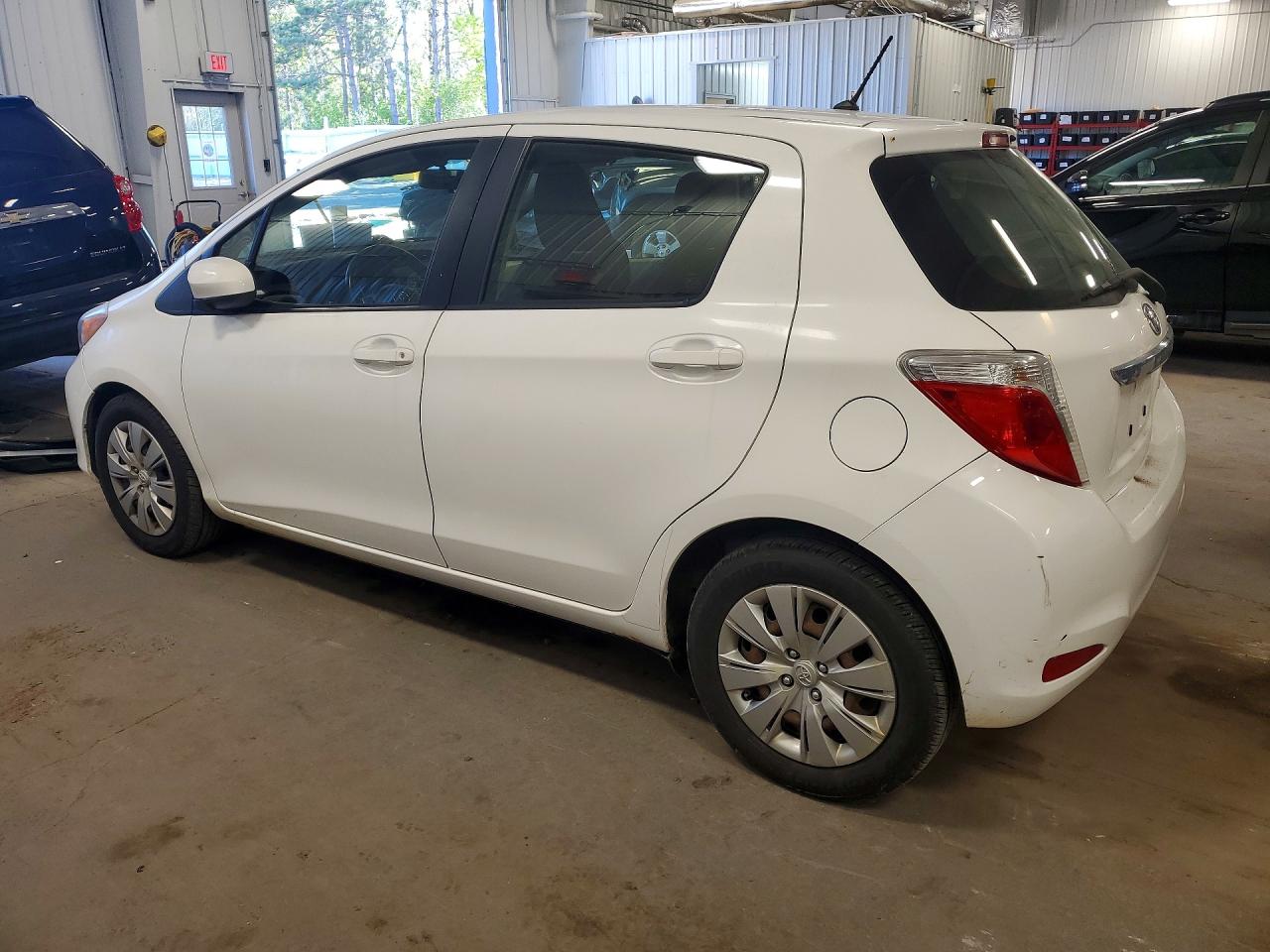 2013 Toyota Yaris VIN JTDKTUD3XDD555628 photo 2