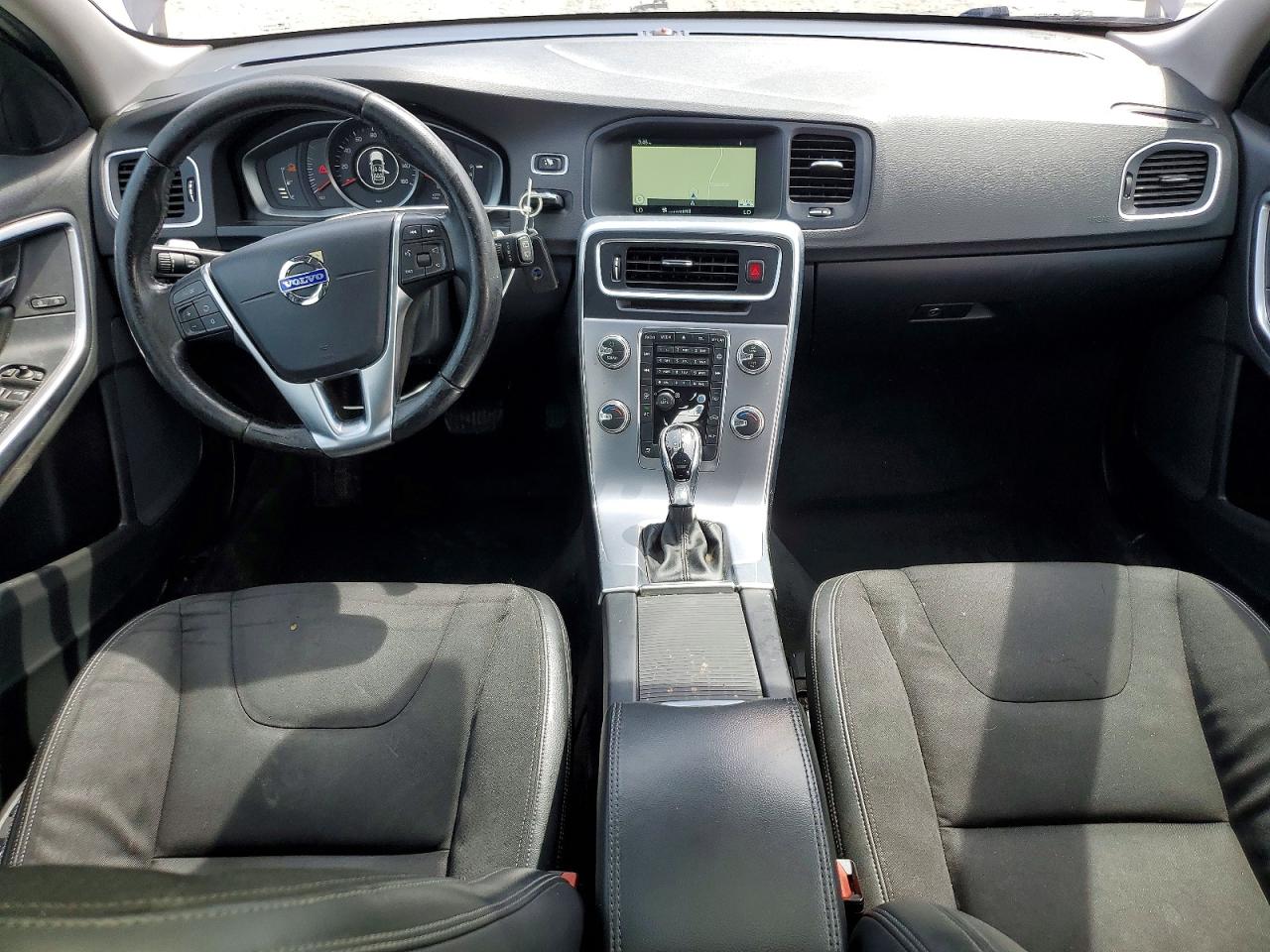 2017 Volvo V60 VIN YV140MEJ3H1345422 photo 8
