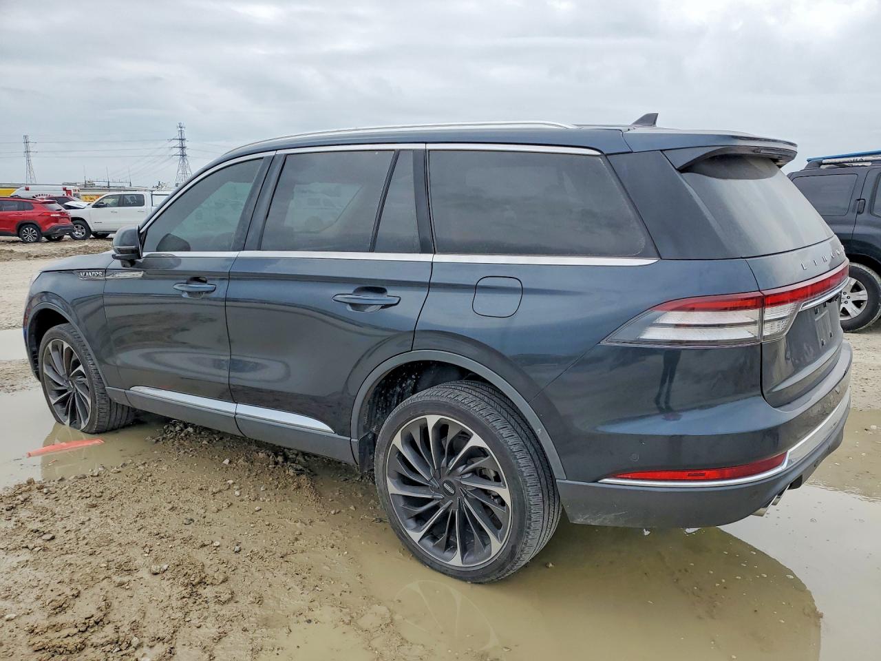 2022 Lincoln Aviator VIN 5LM5J7XCXNGL08182 photo 2