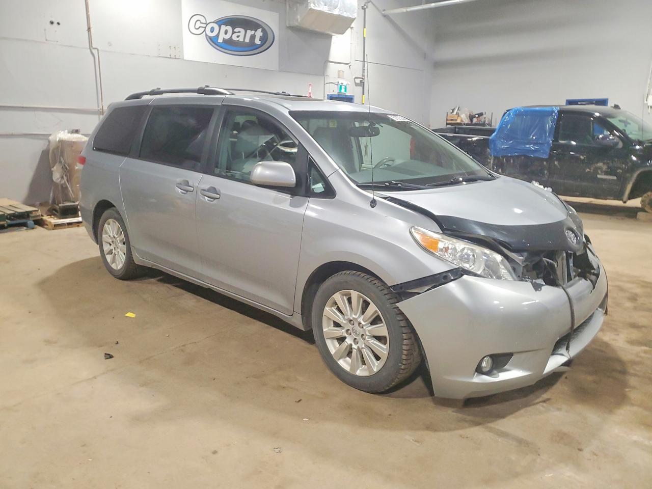 2014 Toyota Sienna VIN 5TDDK3DC8ES093341 photo 4