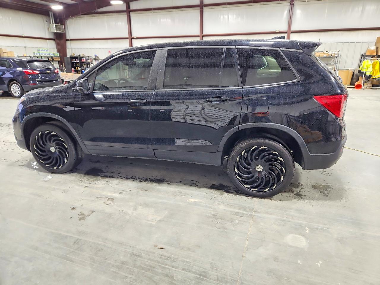 2021 Honda Passport VIN 5FNYF8H58MB011142 photo 2