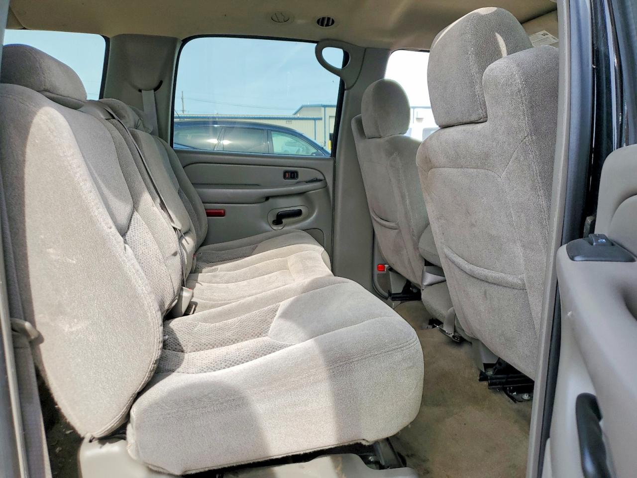 2005 Chevrolet Suburban VIN 1GNEC16ZX5J248175 photo 11