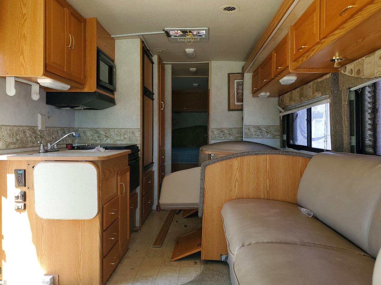 2003 Winnebago F550 VIN 1FCMF53S630A04195 photo 6