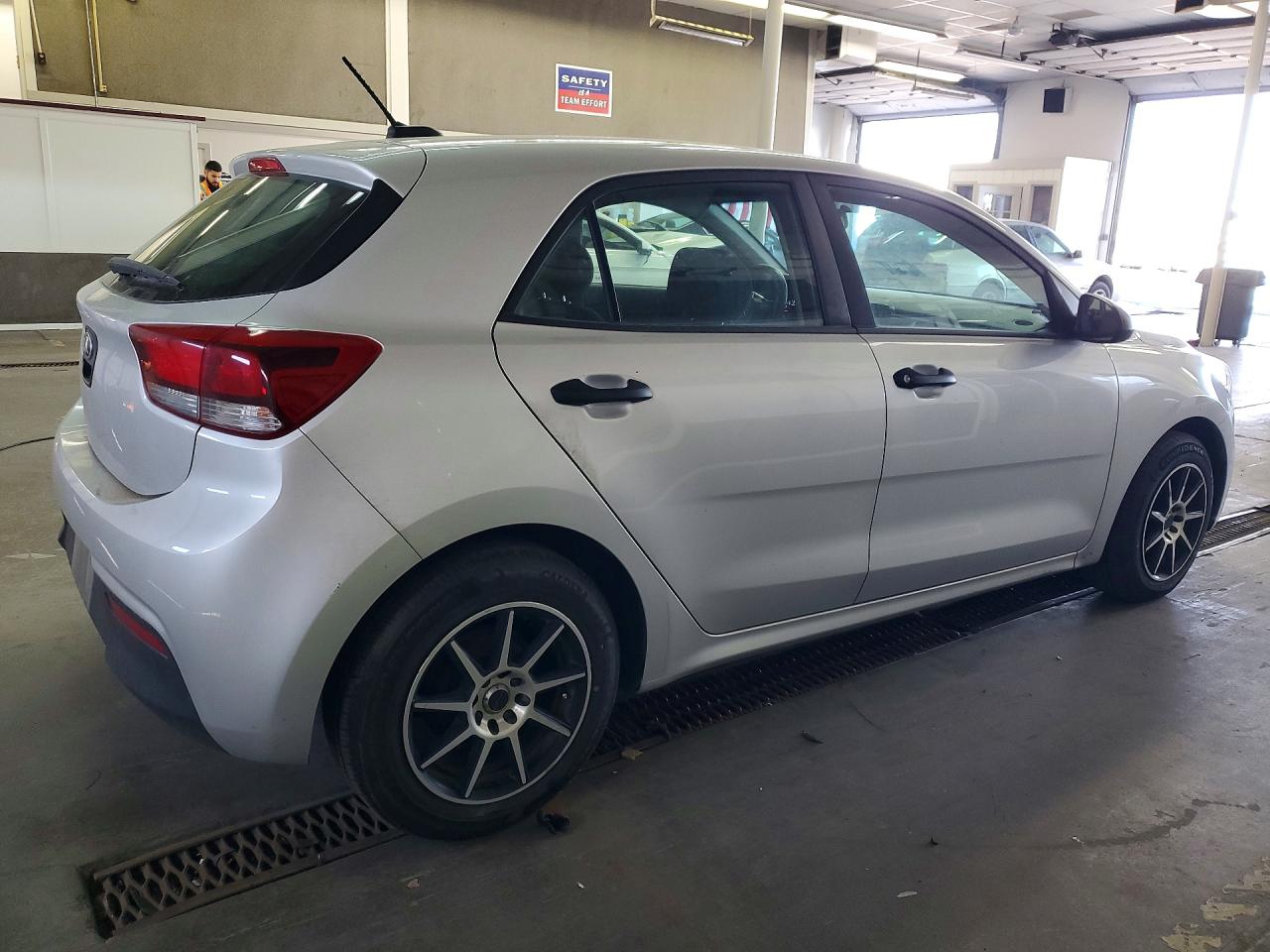 2018 KIA Rio VIN 3KPA25AB8JE057499 photo 3