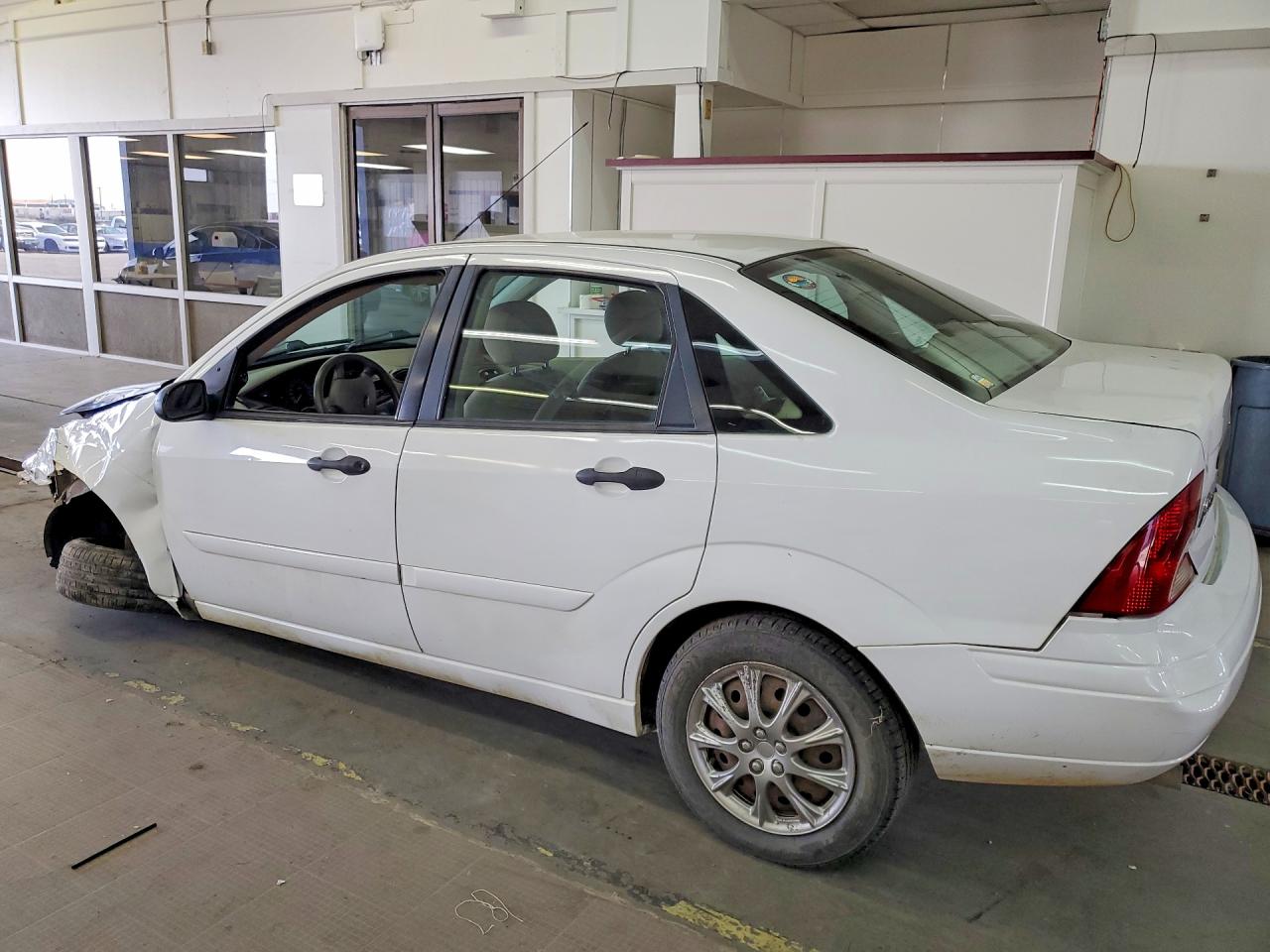 2004 Ford Focus VIN 1FAHP34364W178105 photo 2
