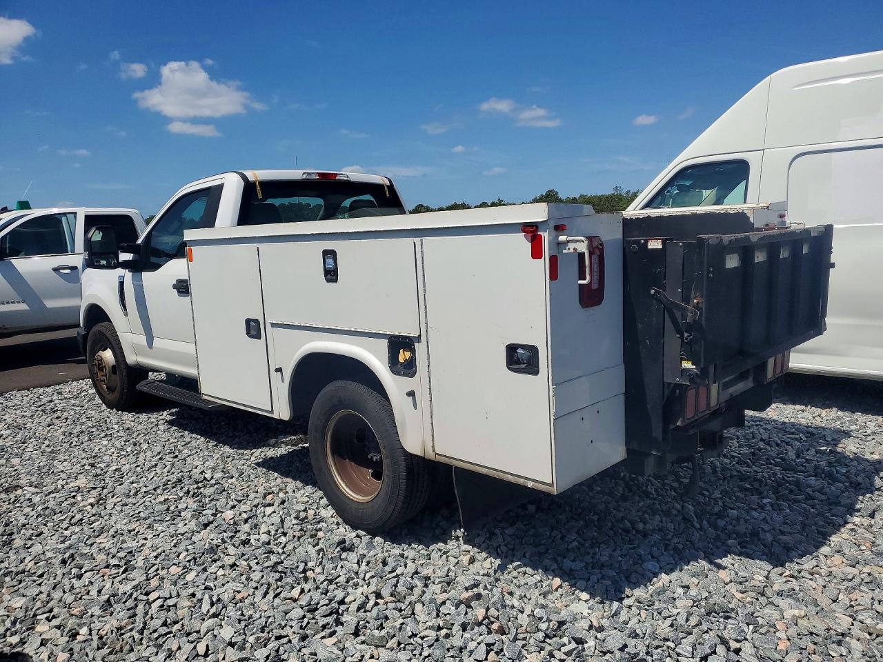 2019 Ford F350 VIN 1FDRF3G61KEG11366 photo 2