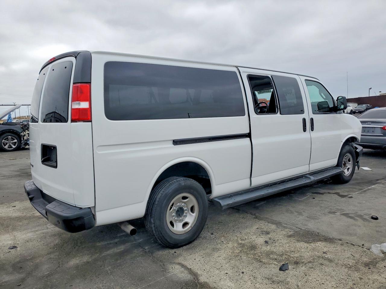 2023 Chevy Express VIN 1GAZGNFP3P1234182 photo 3