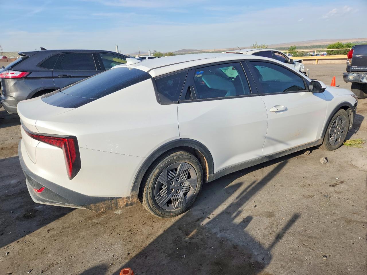 2025 Kia All other VIN 3KPFT4DE3SE072965 photo 3