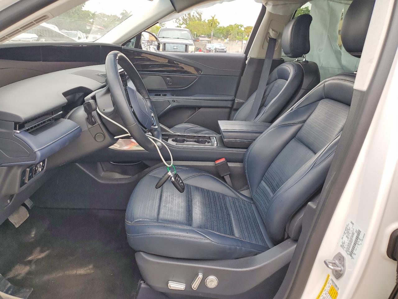 2024 Lincoln Nautilus VIN 5LMPJ8KA3RJ793911 photo 7