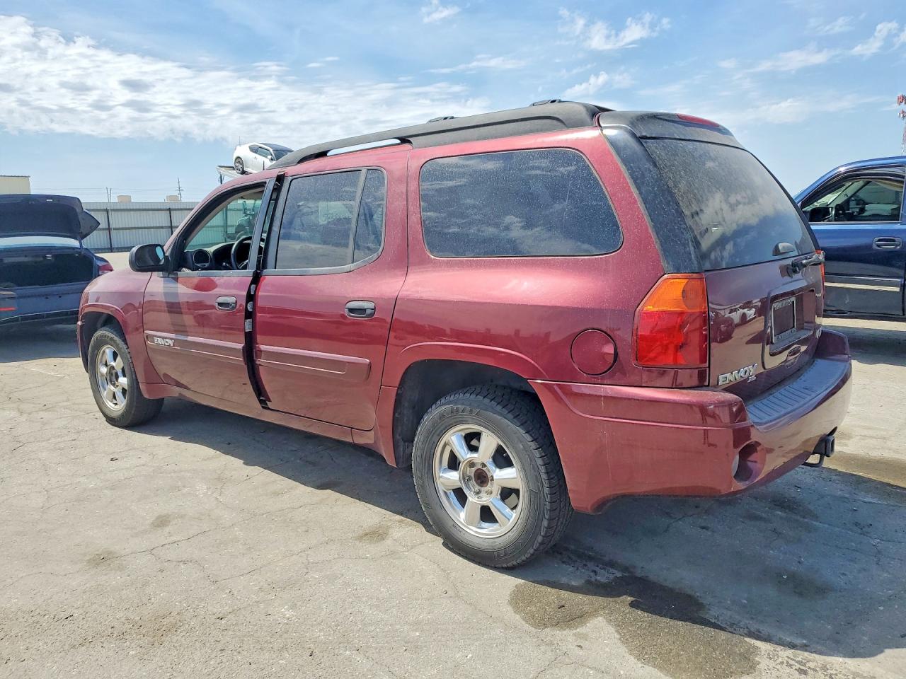 2005 GMC Envoy VIN 1GKES16S456110153 photo 2