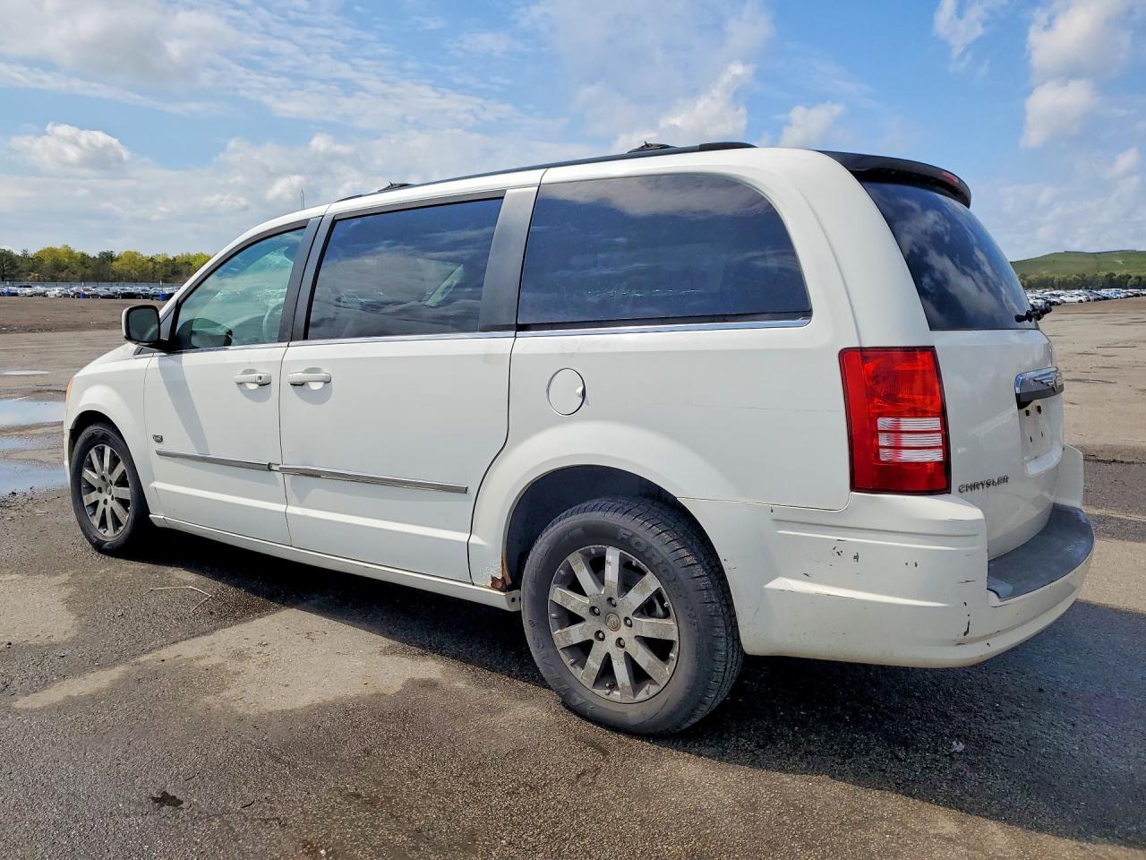 2009 CHRY Minivan VIN 2A8HR54169R640380 photo 2