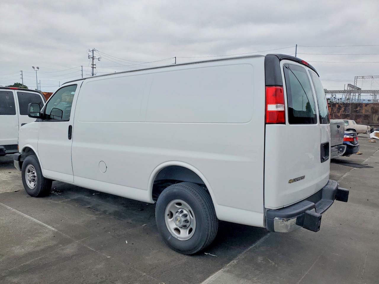 2024 Chevy Express VIN 1GCWGAFP8R1188760 photo 2