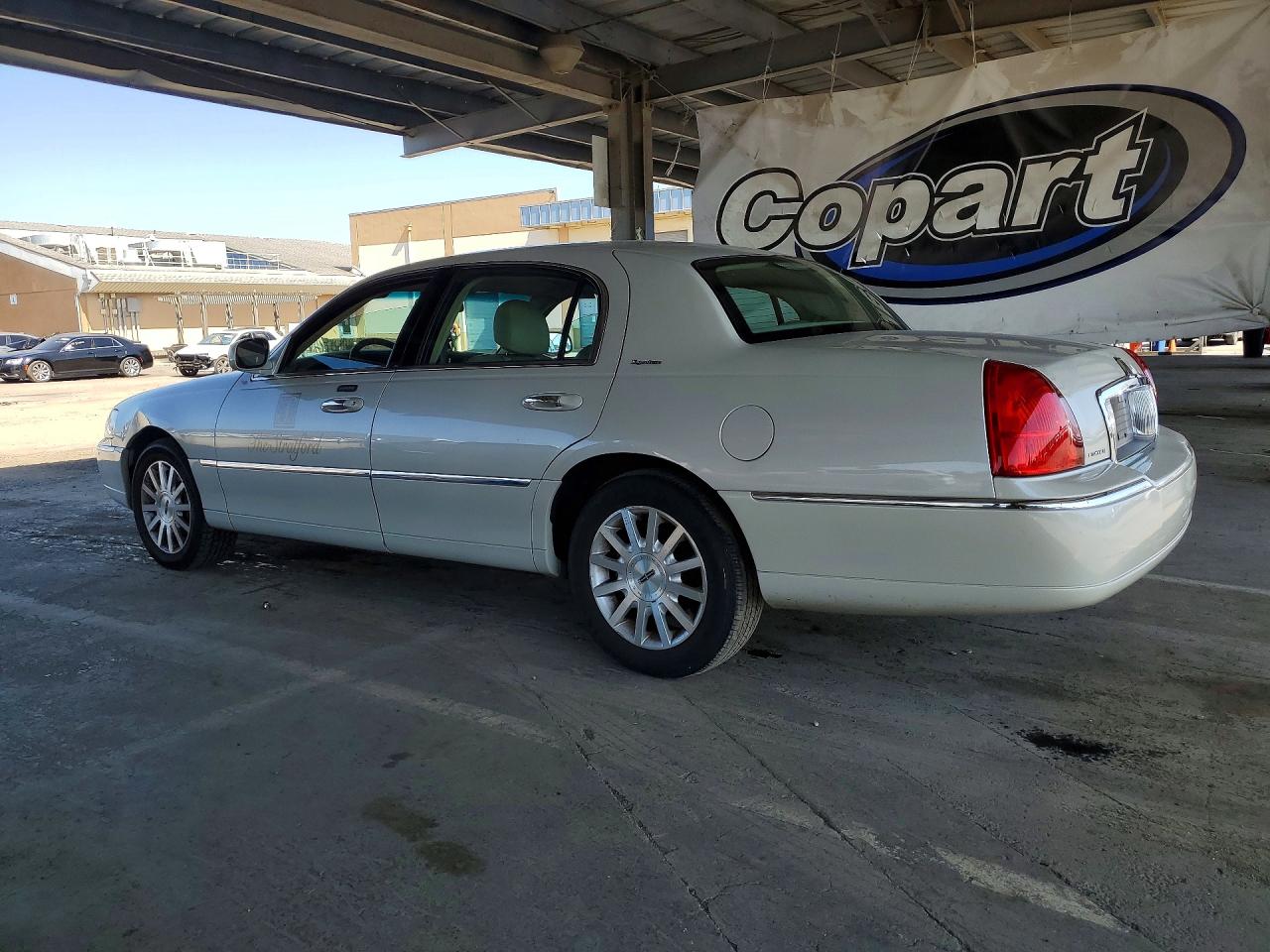 2007 Lincoln Towncar VIN 1LNHM81W57Y601629 photo 2