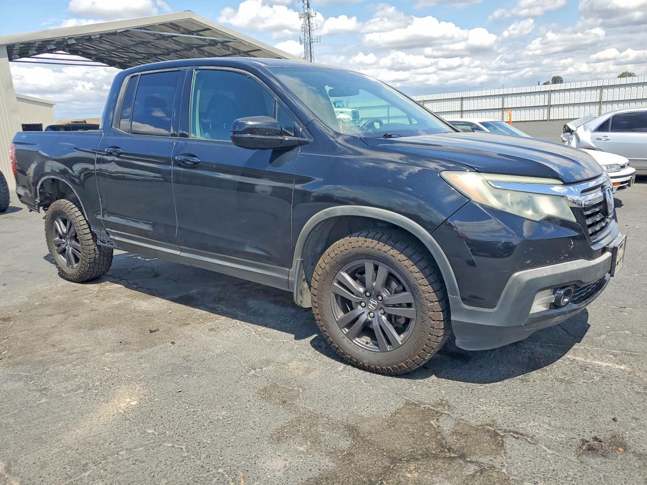 2018 Honda Ridgeline VIN 5FPYK2F1XJB000977 photo 4