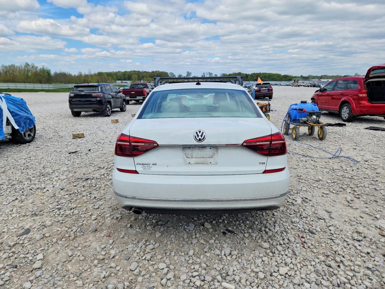 2018 Volkswagen Passat VIN 1VWBA7A39JC000518 photo 6
