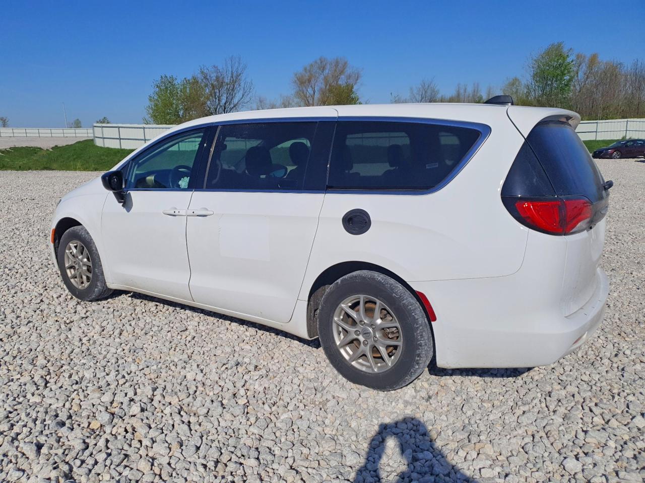 2024 Chrysler Minivan VIN 2C4RC1CG5RR138830 photo 2