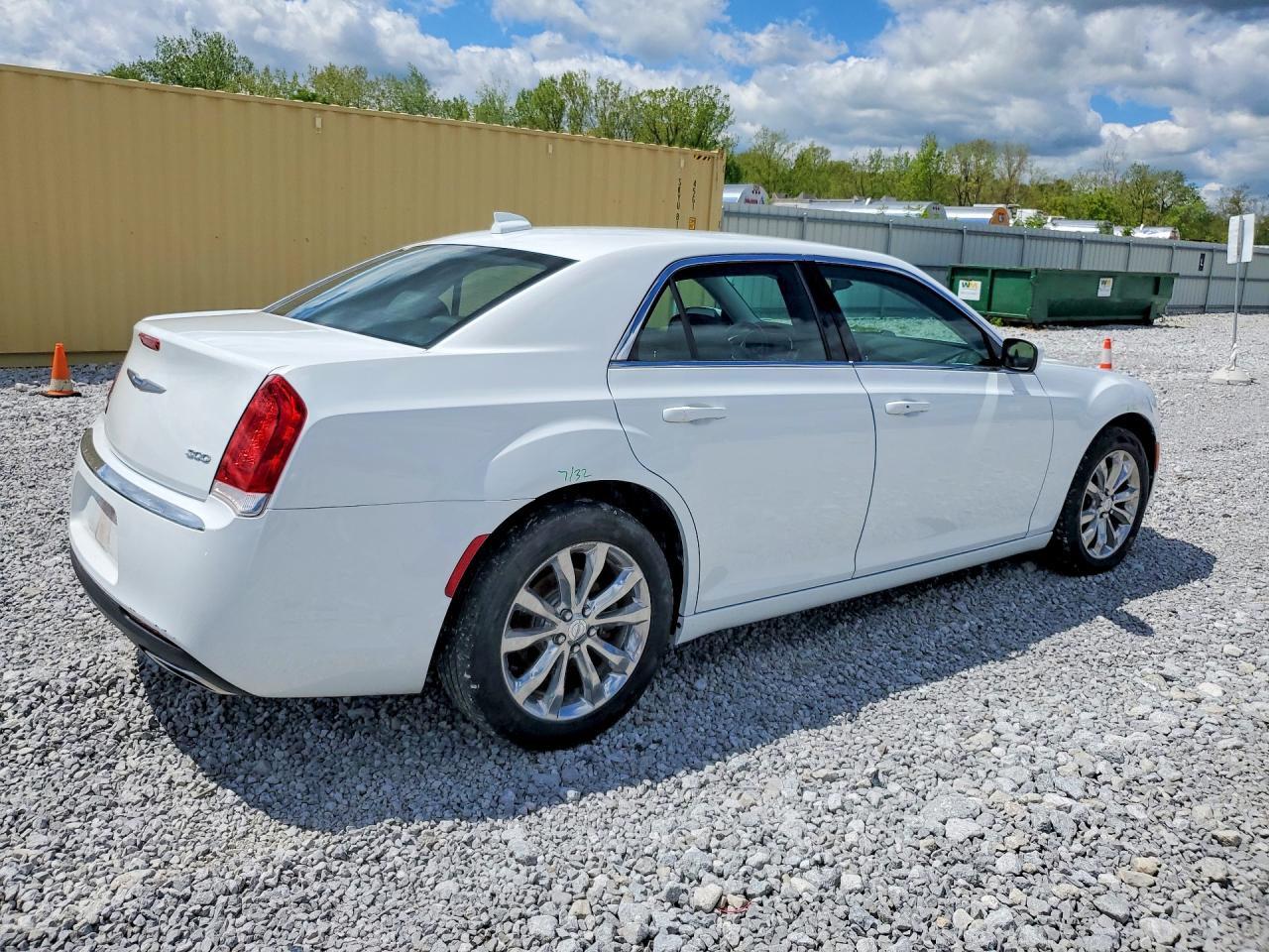 2020 Chrysler 300 VIN 2C3CCARG2LH115939 photo 3