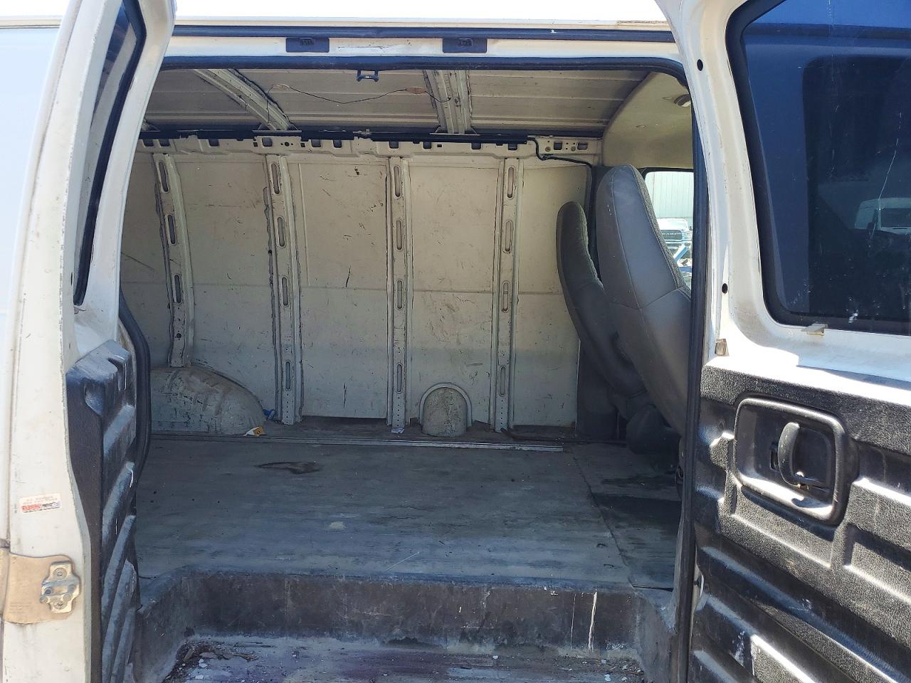 2009 Chevrolet Express VIN 1GCFG15X191103775 photo 10