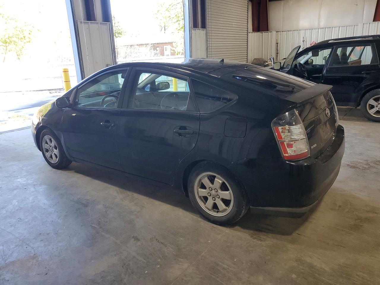 2004 Toyota Prius VIN JTDKB20U740007597 photo 2
