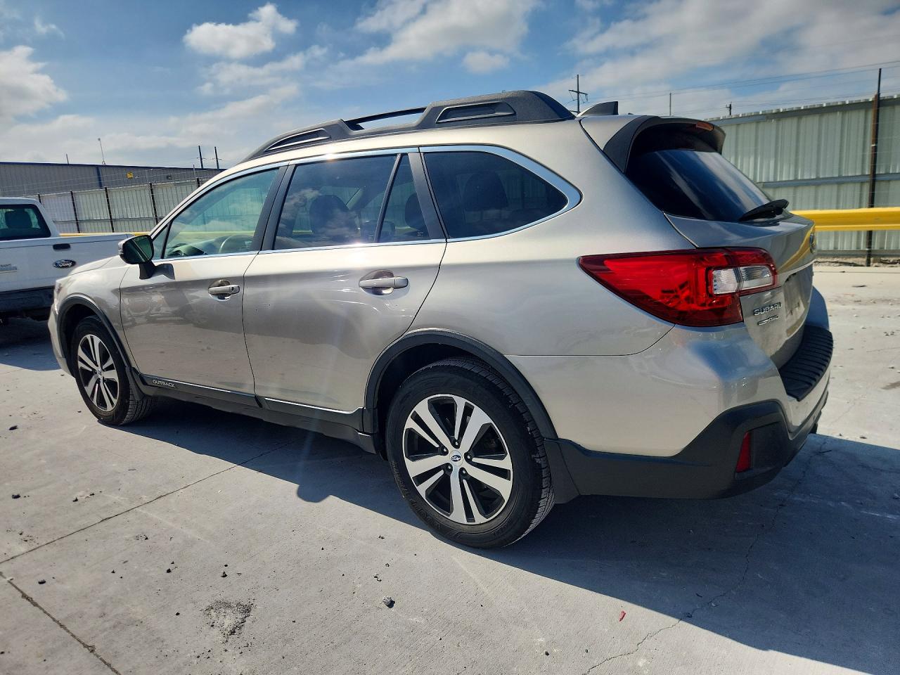 2018 SUBARU Outback VIN 4S4BSANC5J3238336 photo 2