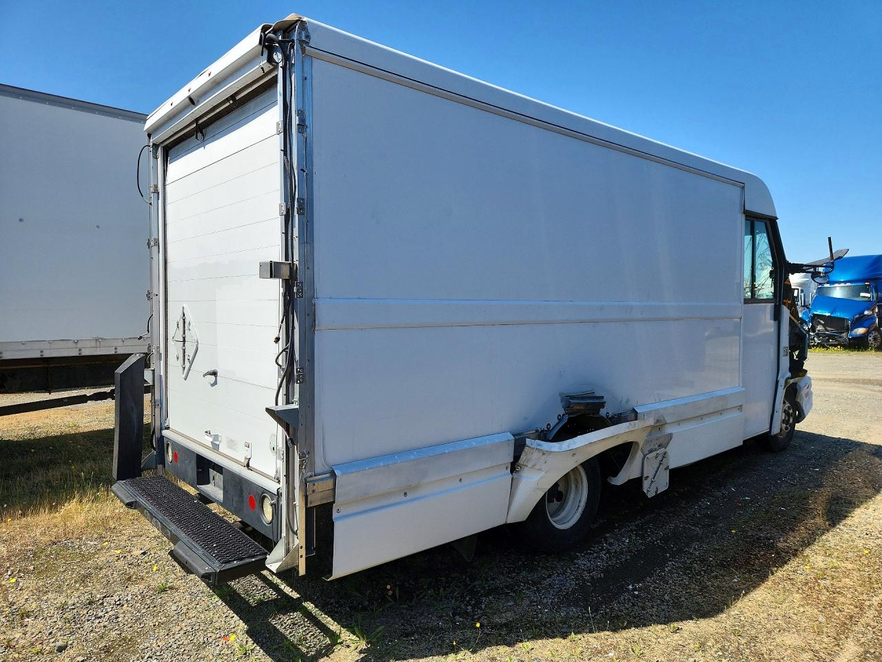 2018 Isuzu All models VIN JALB4T178J7W00153 photo 3