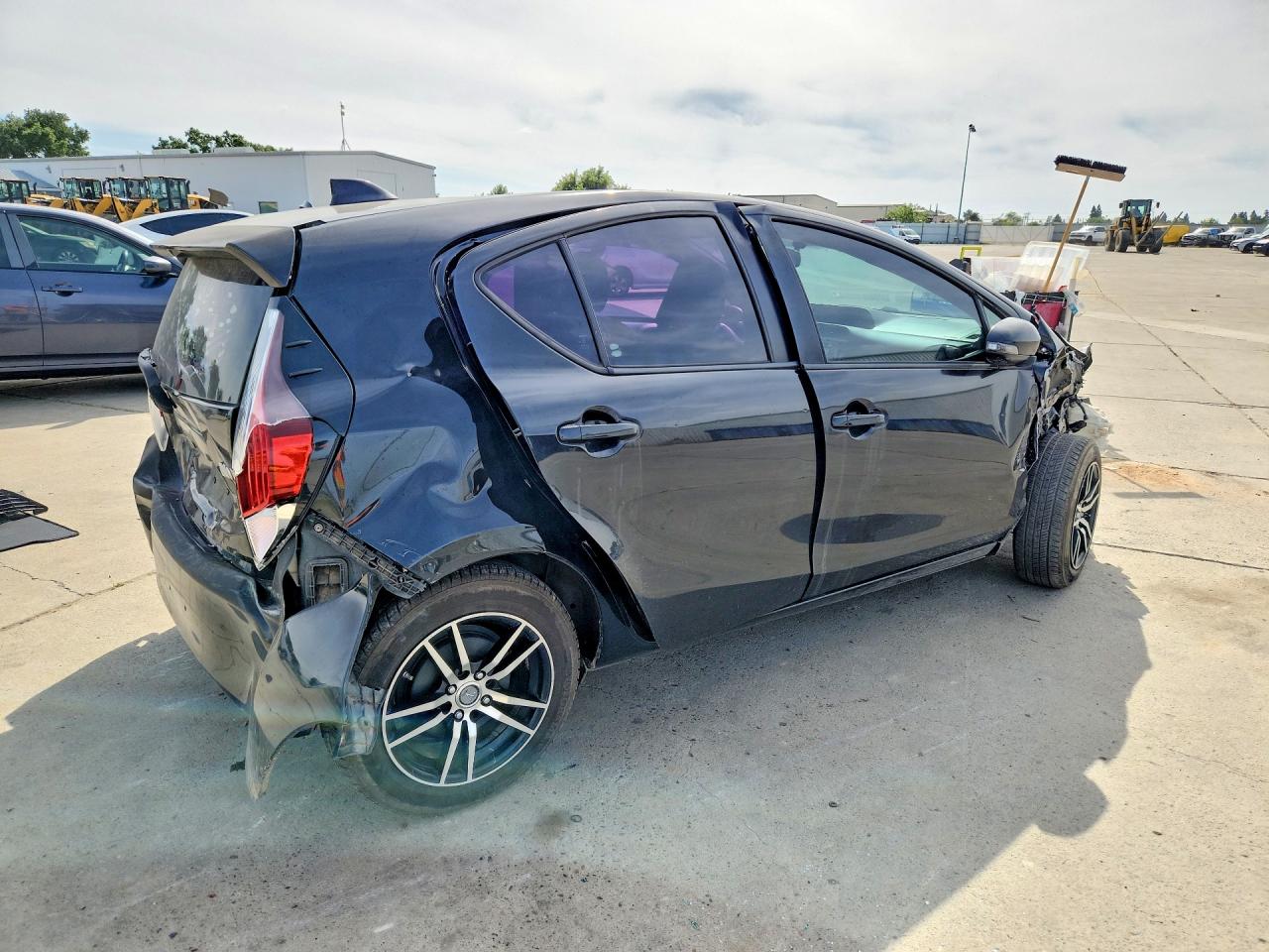 2015 Toyota Prius c th VIN JTDKDTB32F1100769 photo 3