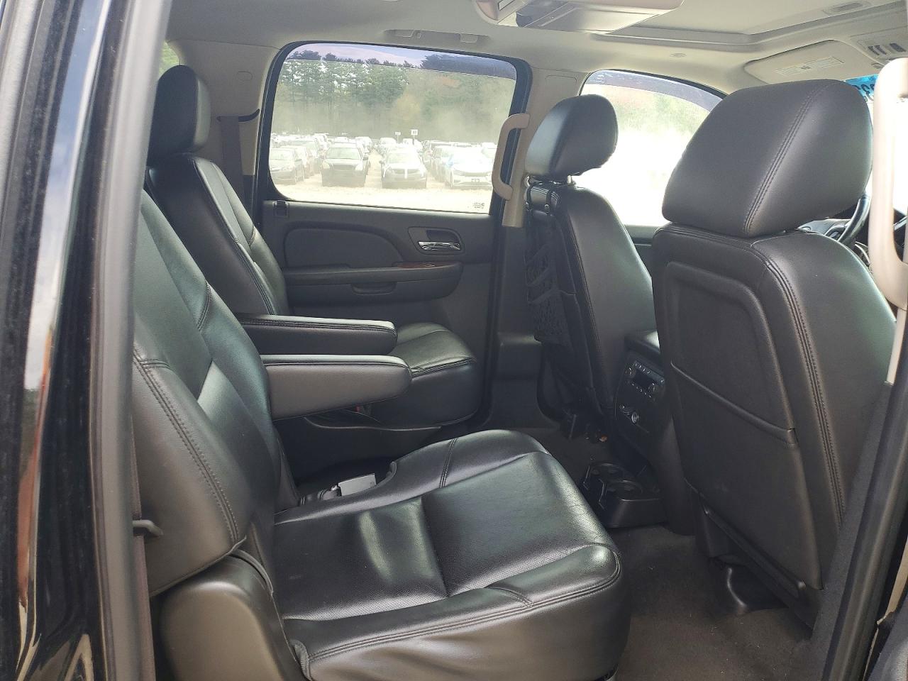 2013 Chevrolet Suburban VIN 1GNSKKE75DR252839 photo 11