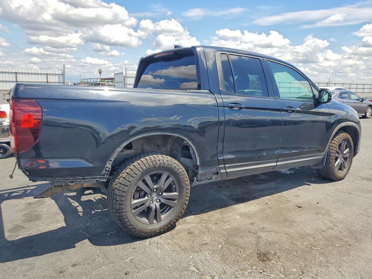 2018 Honda Ridgeline VIN 5FPYK2F1XJB000977 photo 3