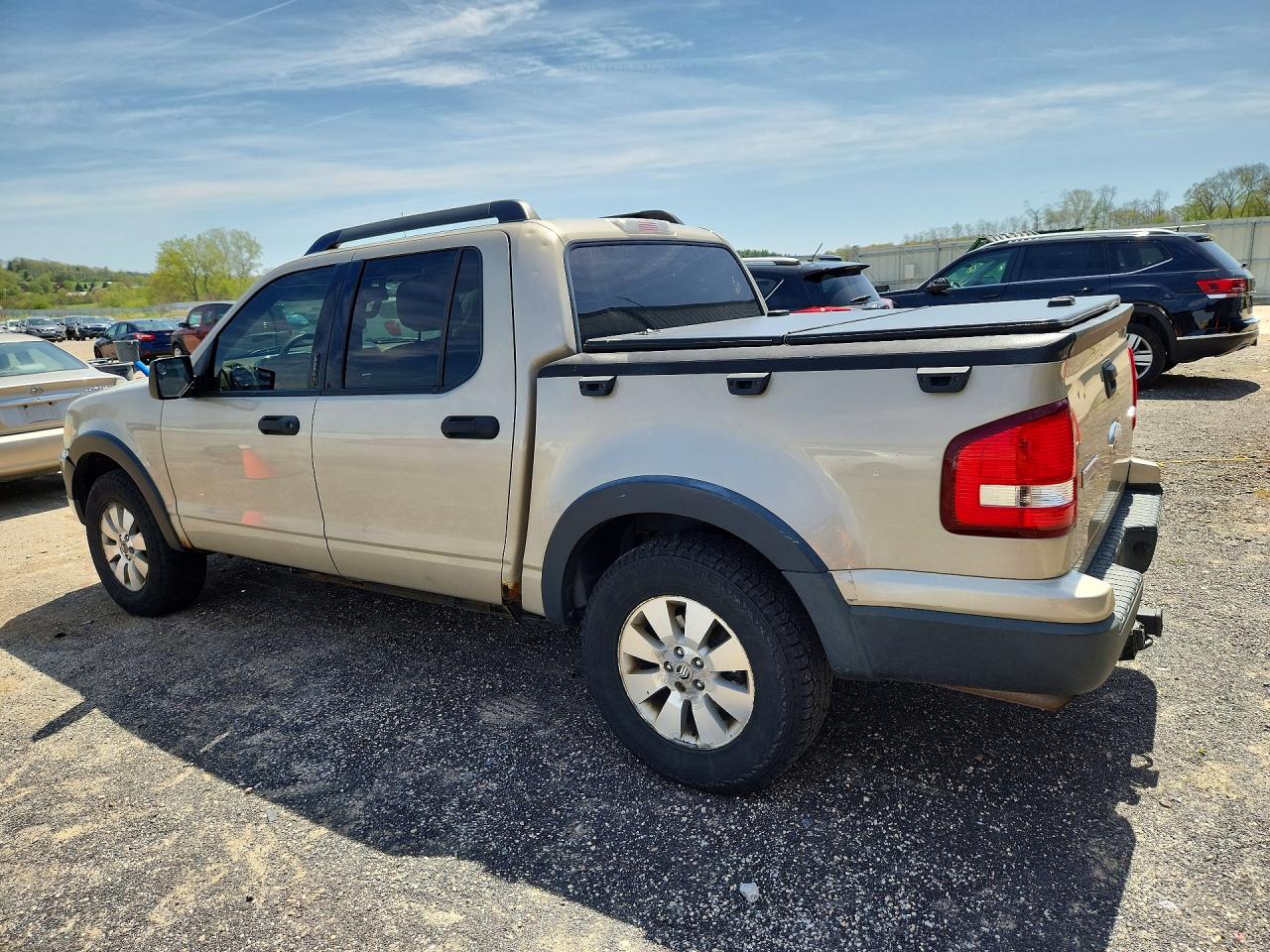 2007 Ford Explorer VIN 1FMEU51K57UA44906 photo 2