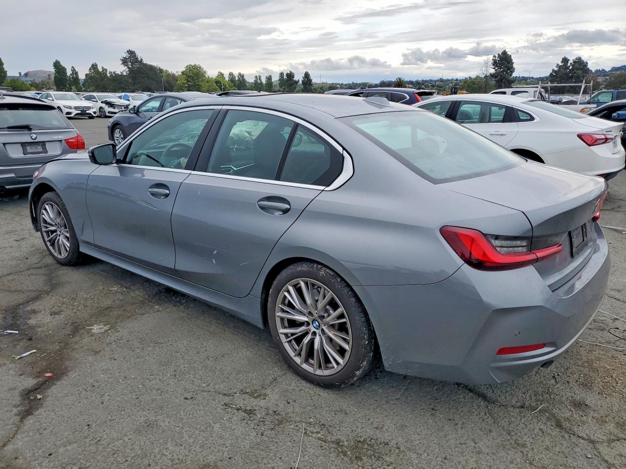 2024 BMW 3 series VIN 3MW69FF09R8E12525 photo 2