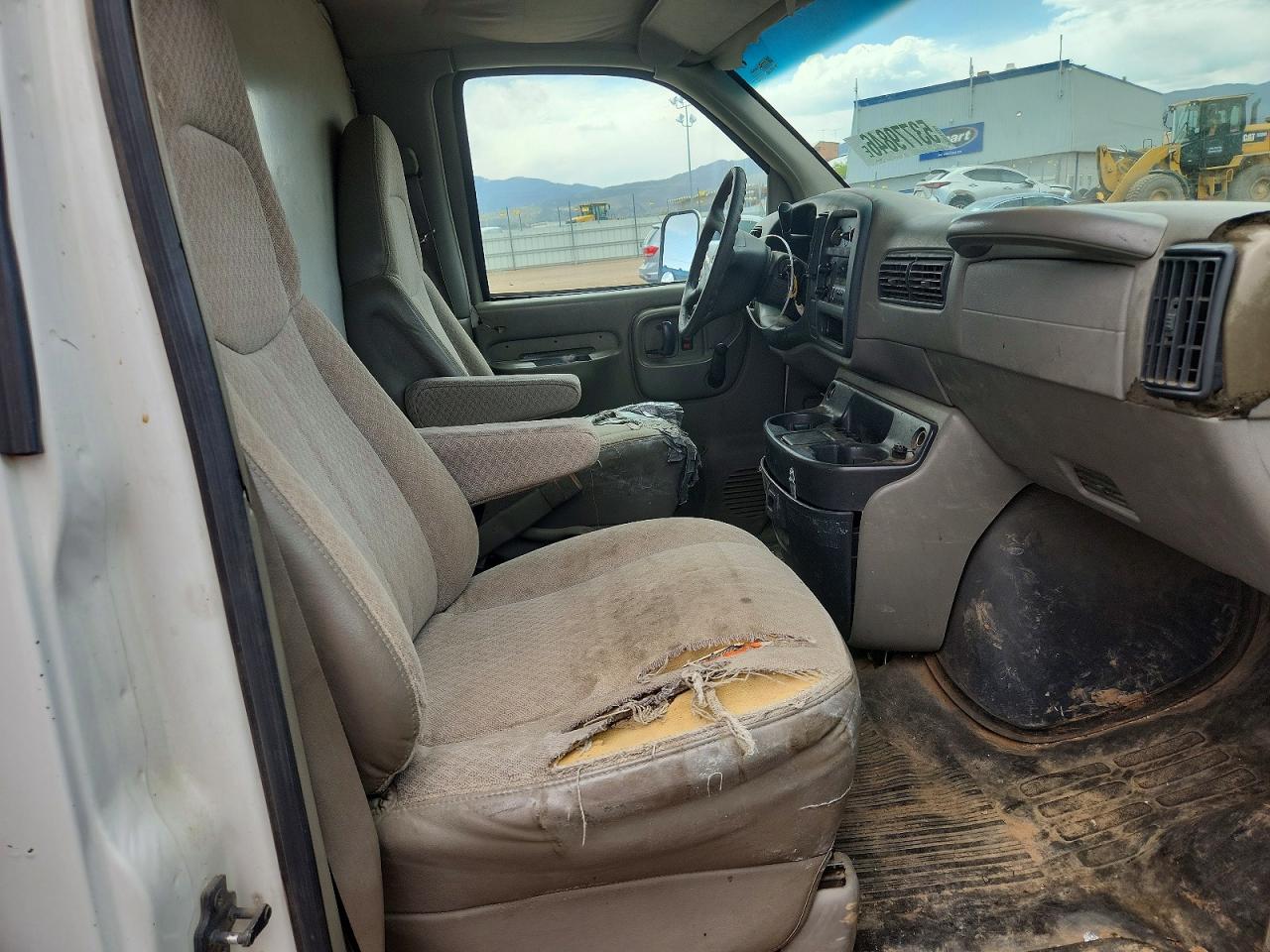 2000 CHEV Express VIN 1GBJG31RXY1251990 photo 11