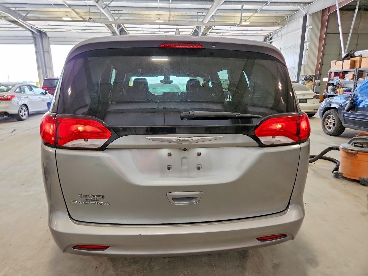 2017 Chrysler Pacifica VIN 2C4RC1DG5HR508137 photo 6
