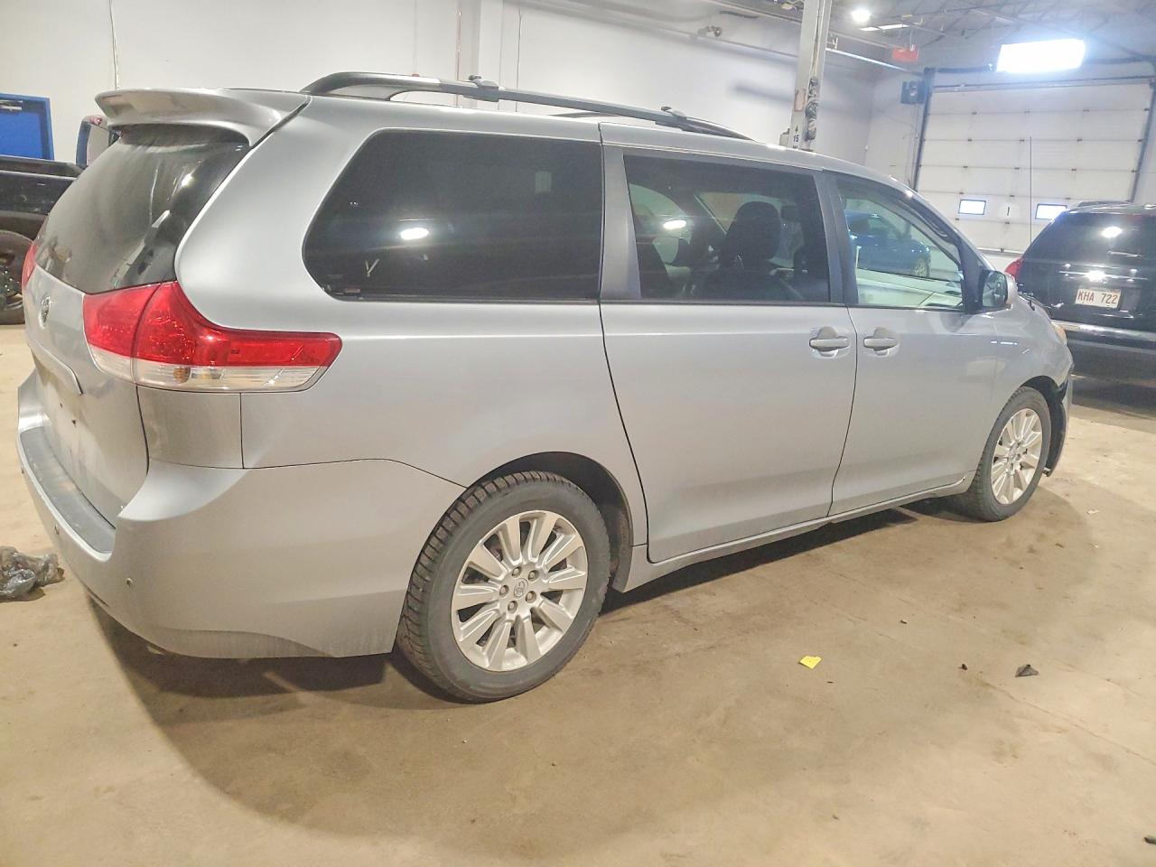 2014 Toyota Sienna VIN 5TDDK3DC8ES093341 photo 3