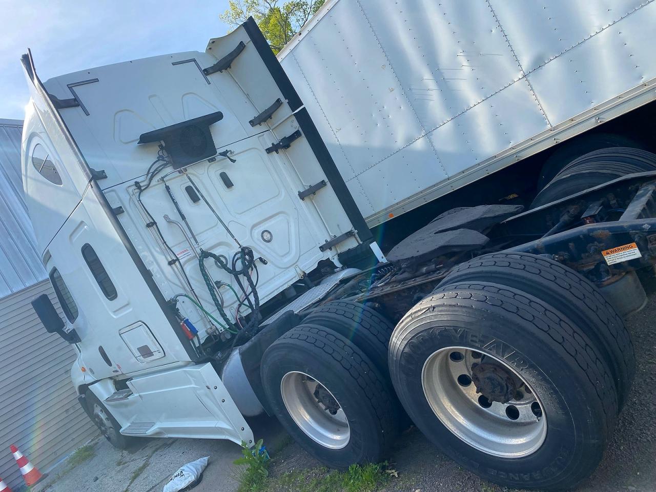 2018 FREIGHTLINER All other VIN 1FUJGLDR7JLKA8701 photo 3