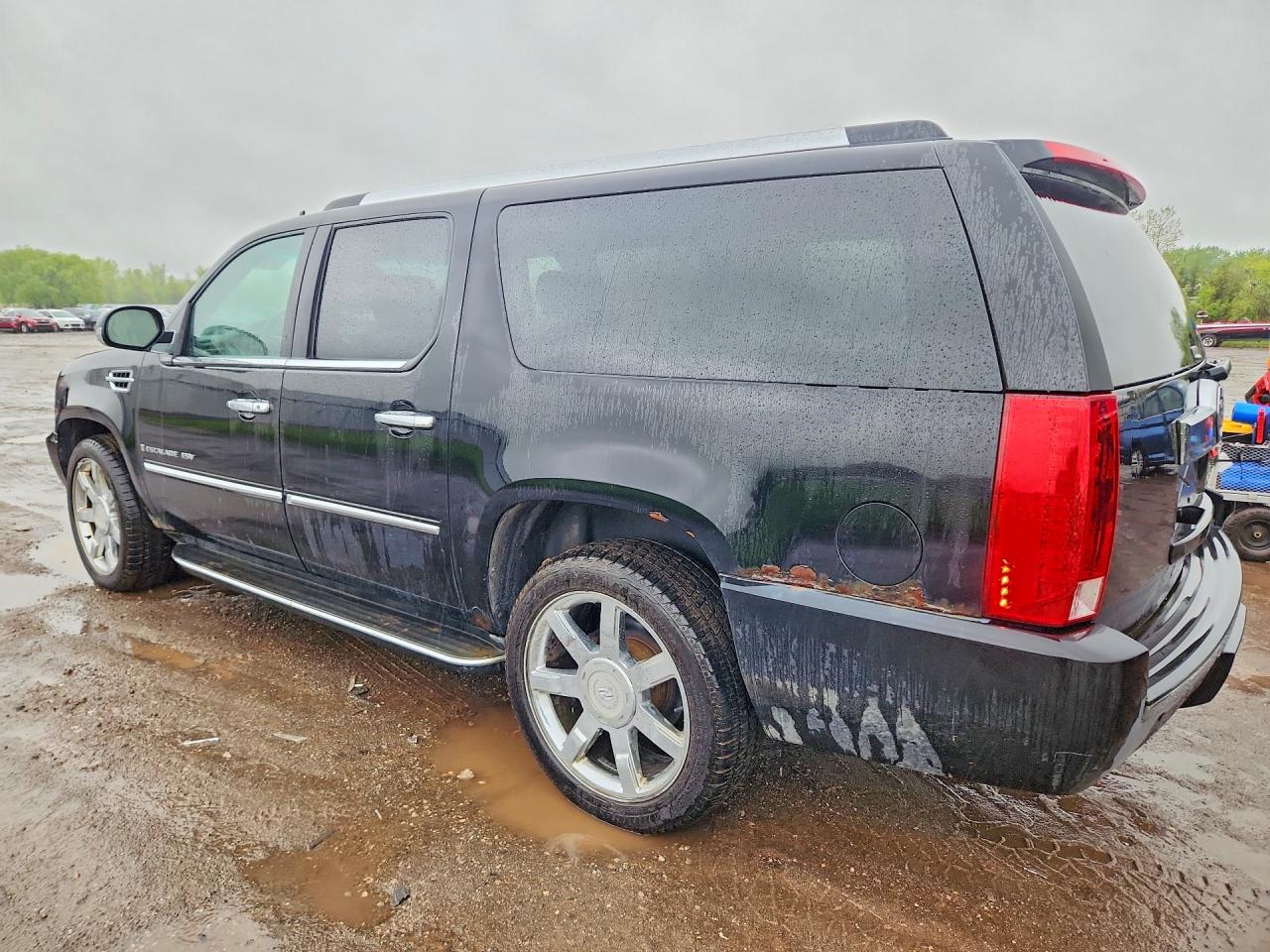 2008 Cadillac Escalade VIN 1GYFK66808R134240 photo 2