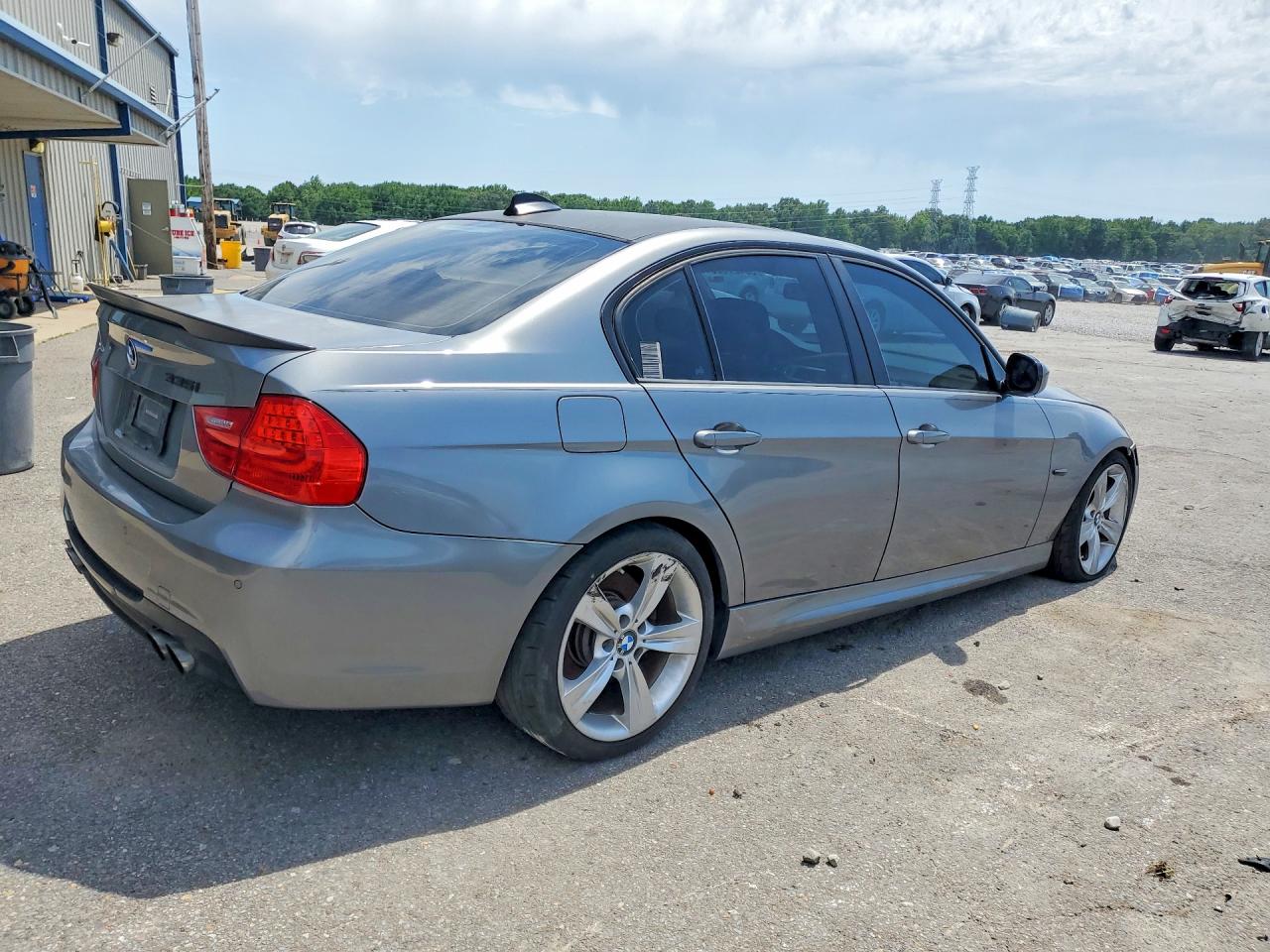 2009 BMW 3 series VIN WBAPM775X9NL88431 photo 3