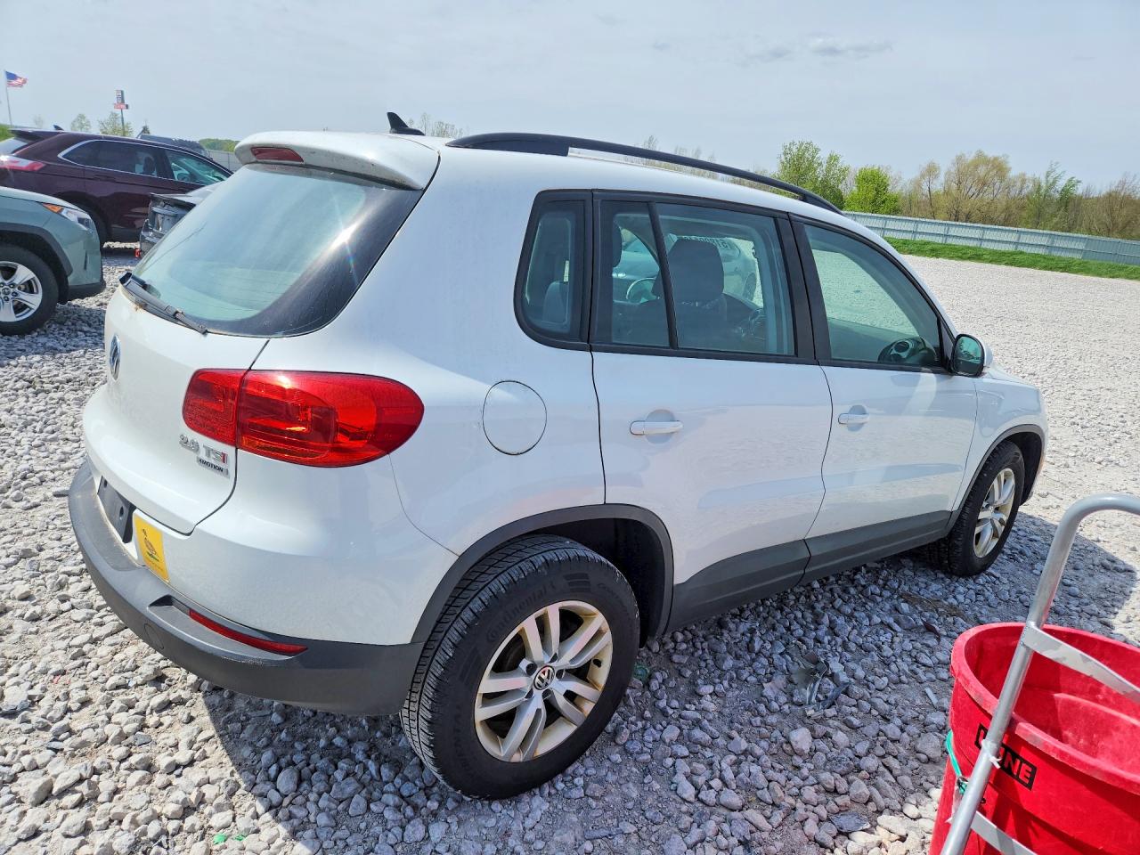 2015 Volkswagen Tiguan VIN WVGBV7AX0FW512888 photo 3