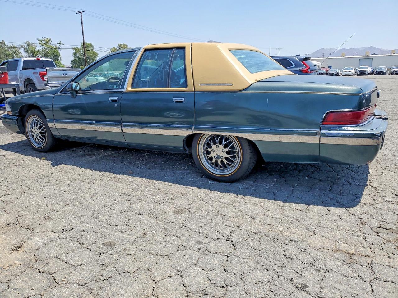 1993 Buick Roadmaster VIN 1G4BN5372PR401924 photo 2