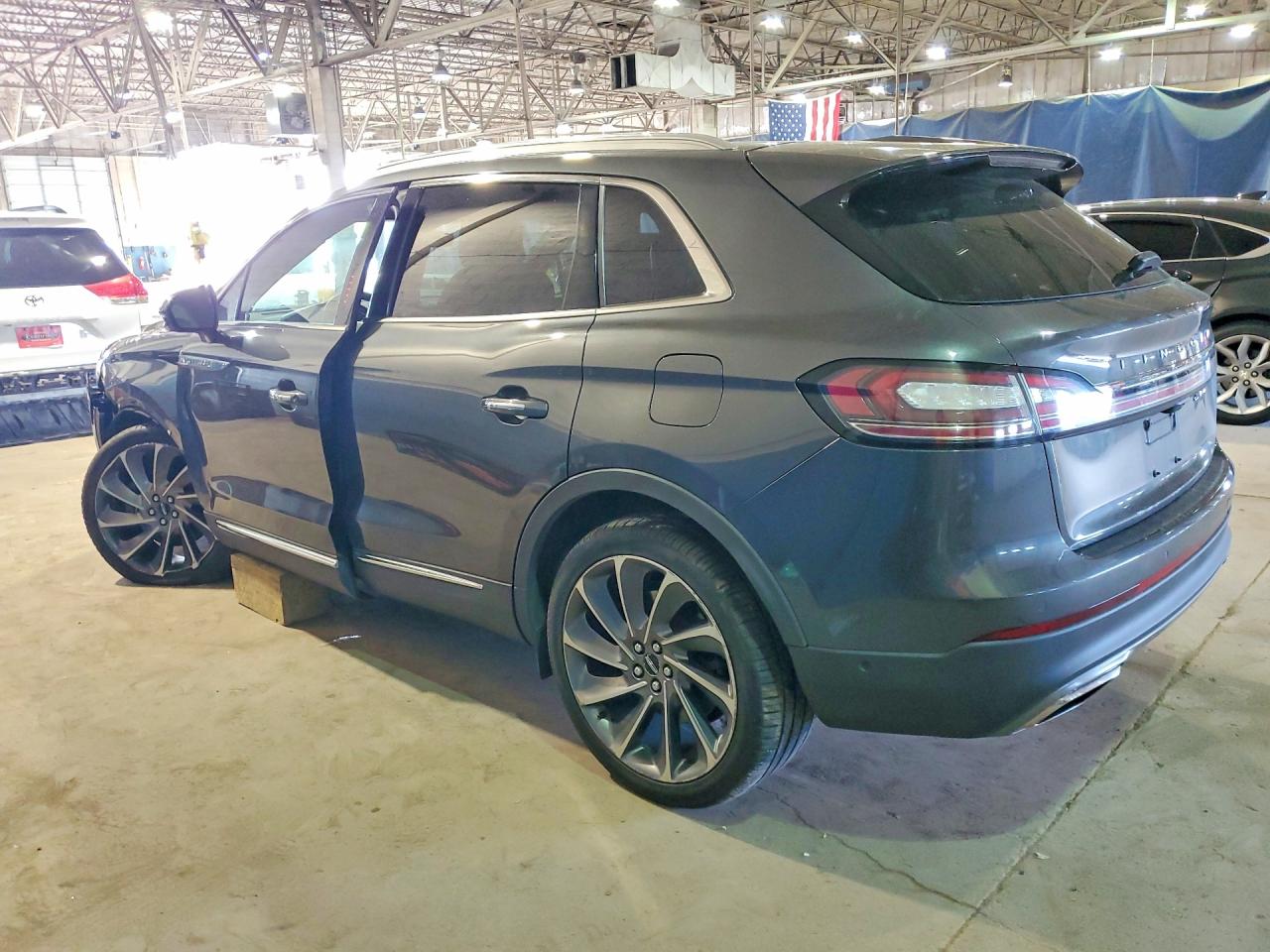 2019 Lincoln Nautilus VIN 2LMPJ8LP2KBL18352 photo 2