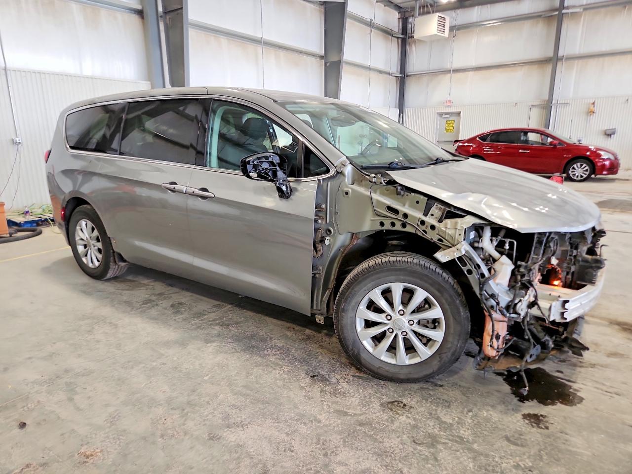 2017 Chrysler Pacifica VIN 2C4RC1DG5HR508137 photo 4