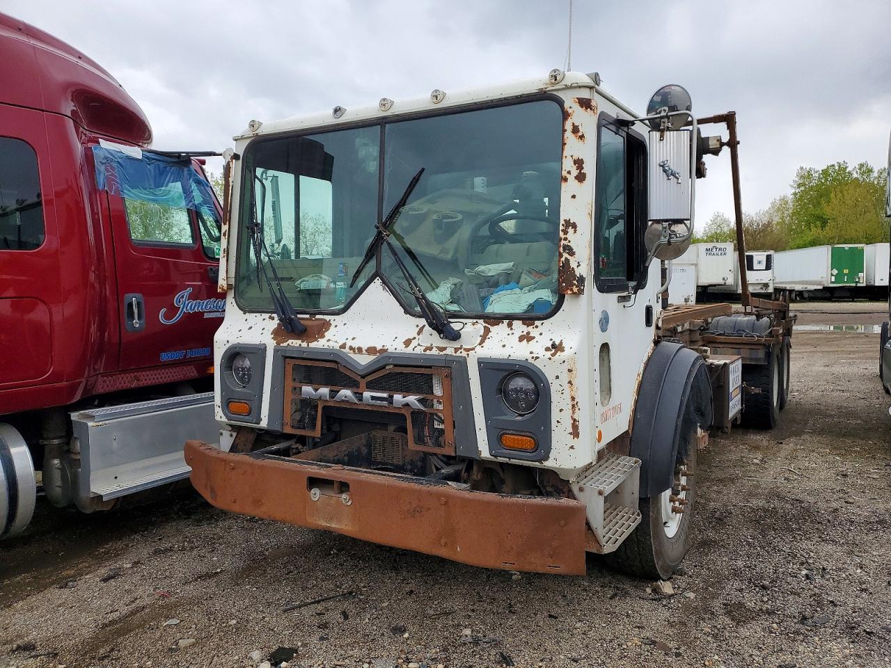 2011 MACK All other VIN 1M2AV02C5BM007899 photo 2