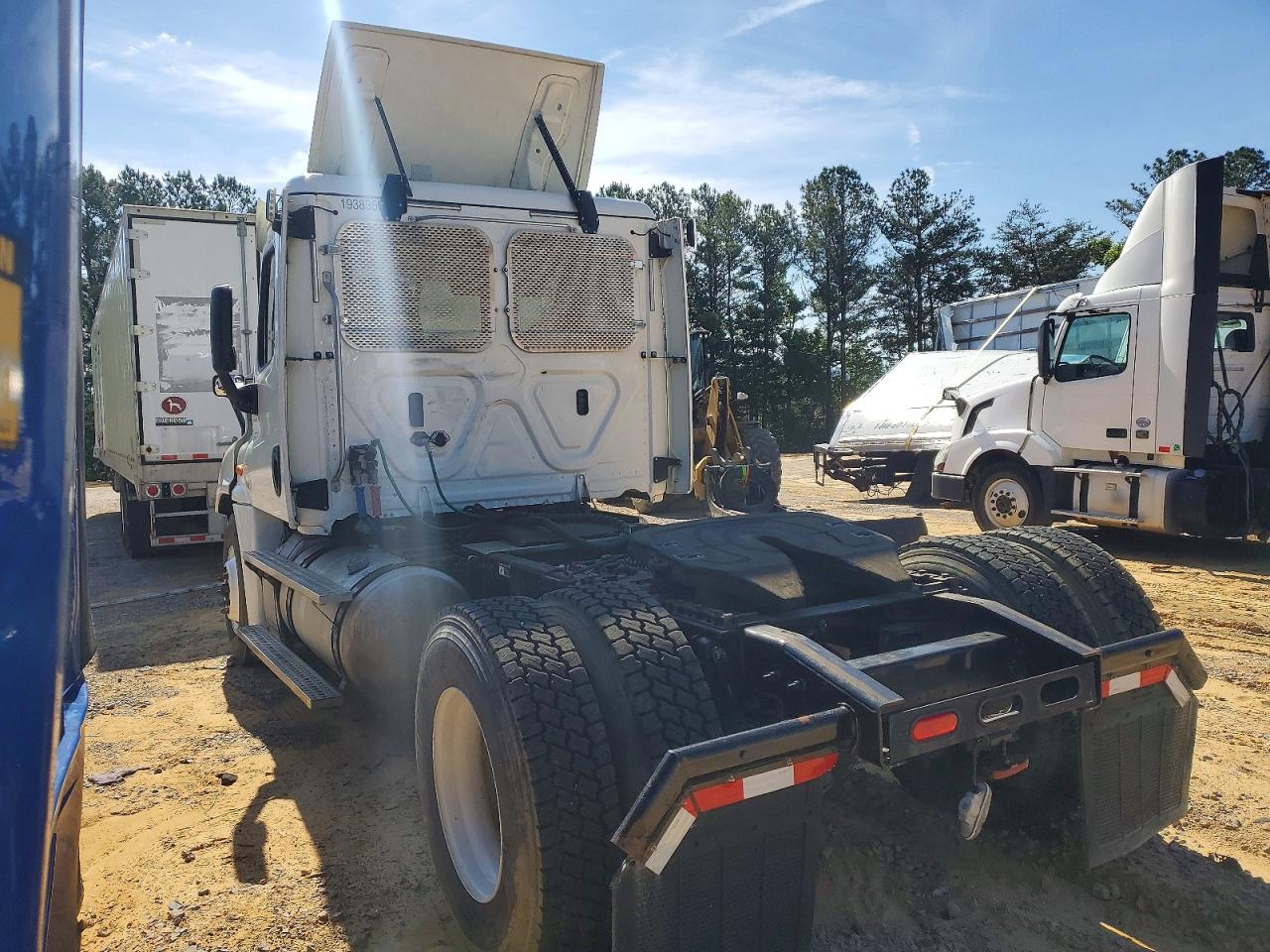 2018 FREIGHTLINER All other VIN 3AKBGDDV5JSJX3835 photo 3