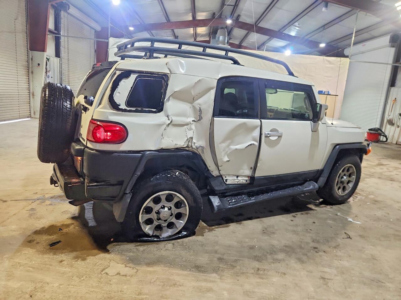 2011 Toyota Fj cruiser VIN JTEBU4BF6BK114027 photo 3