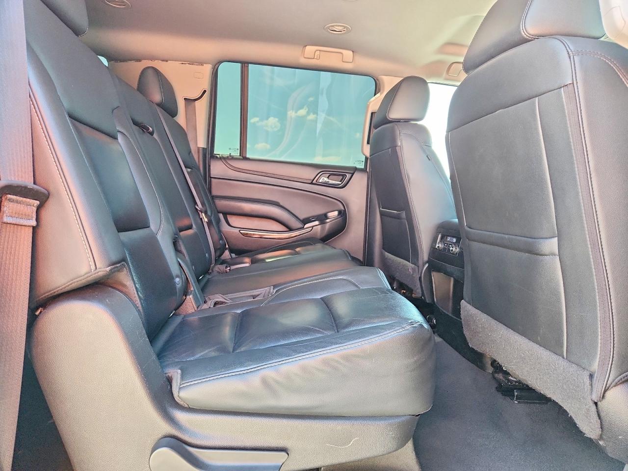 2020 Chev Suburban VIN 1GNSCHKC1LR301602 photo 11