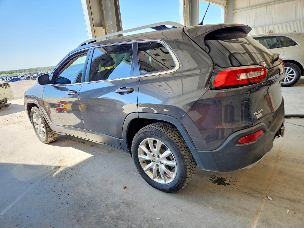 2015 Jeep Cherokee VIN 1C4PJMDS6FW681527 photo 2