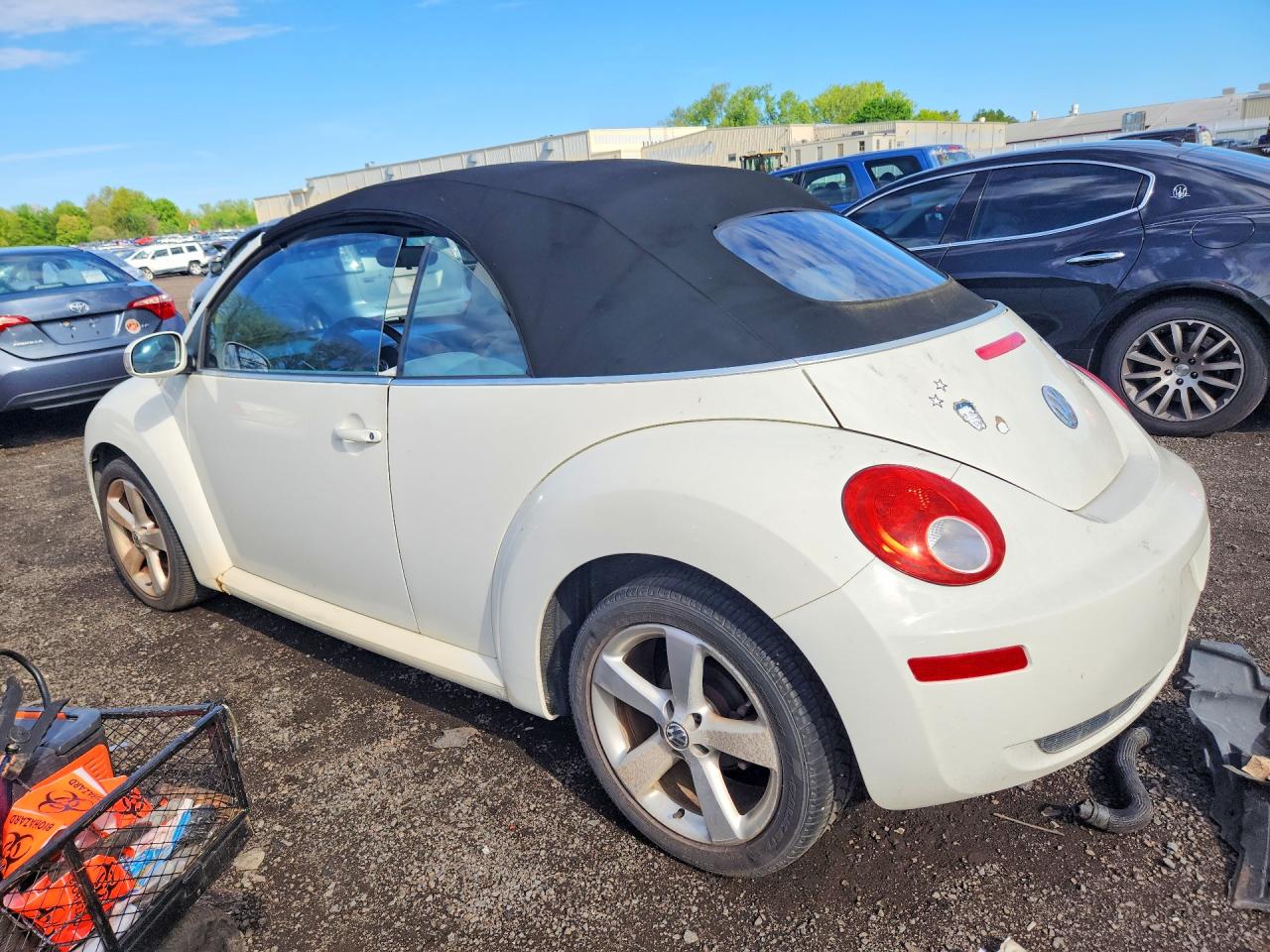 2007 Volkswagen Beetle VIN 3VWFF31Y77M411284 photo 2